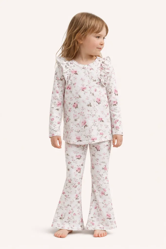 rozowe kwiaty modelka.webp