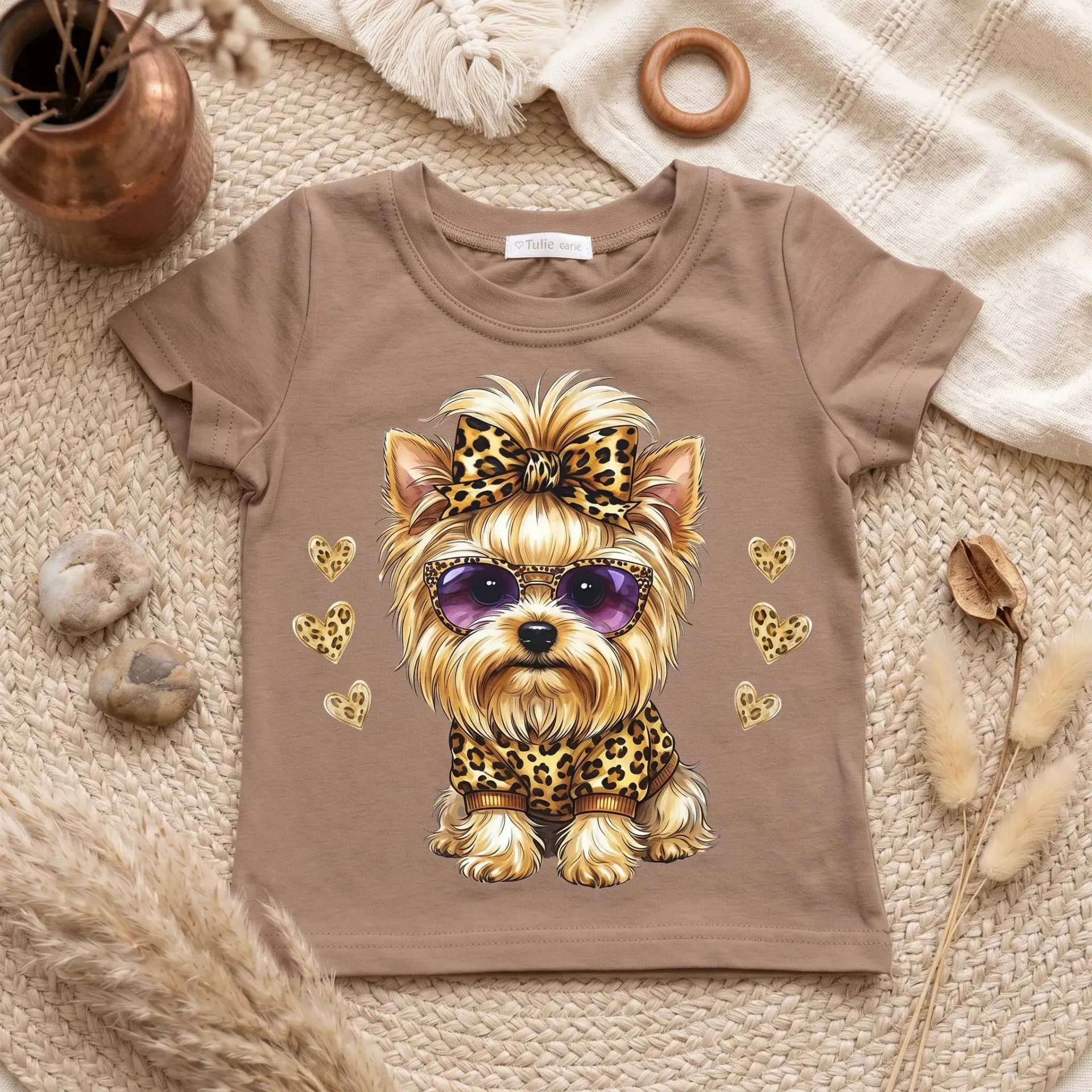 Dziewczęcy T-shirt piesek w stylu leopard – modny nadruk – brązowy