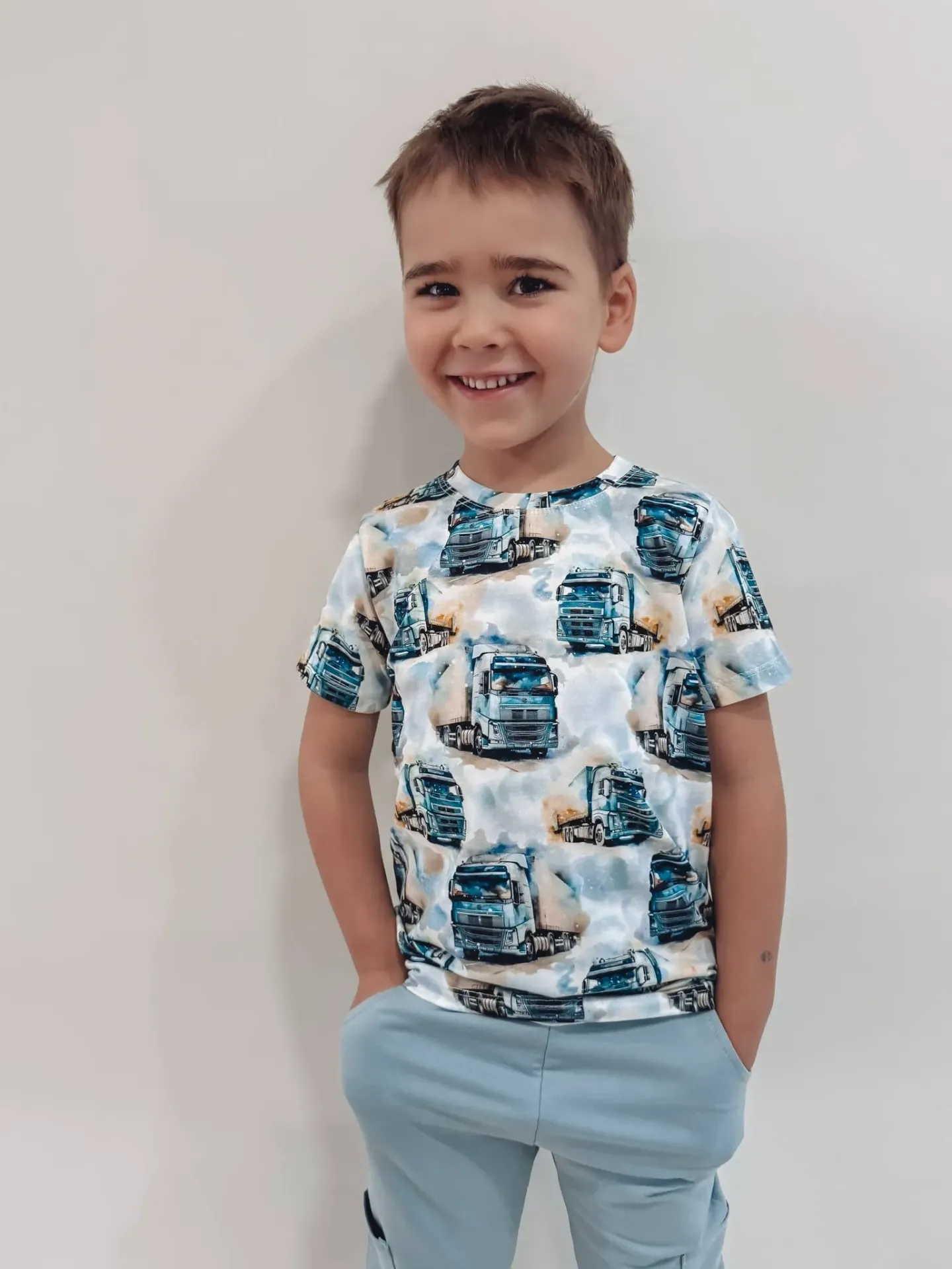 Chłopięcy T-shirt z nadrukiem ciężarówek