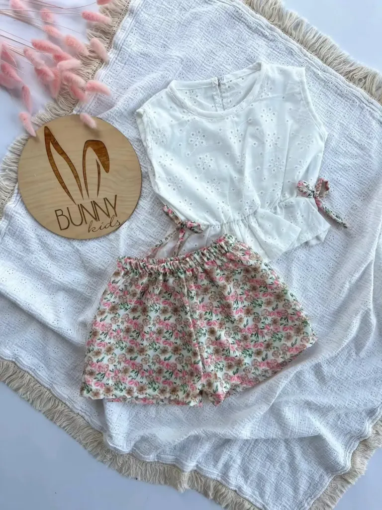Girls' summer set with floral print. (98)