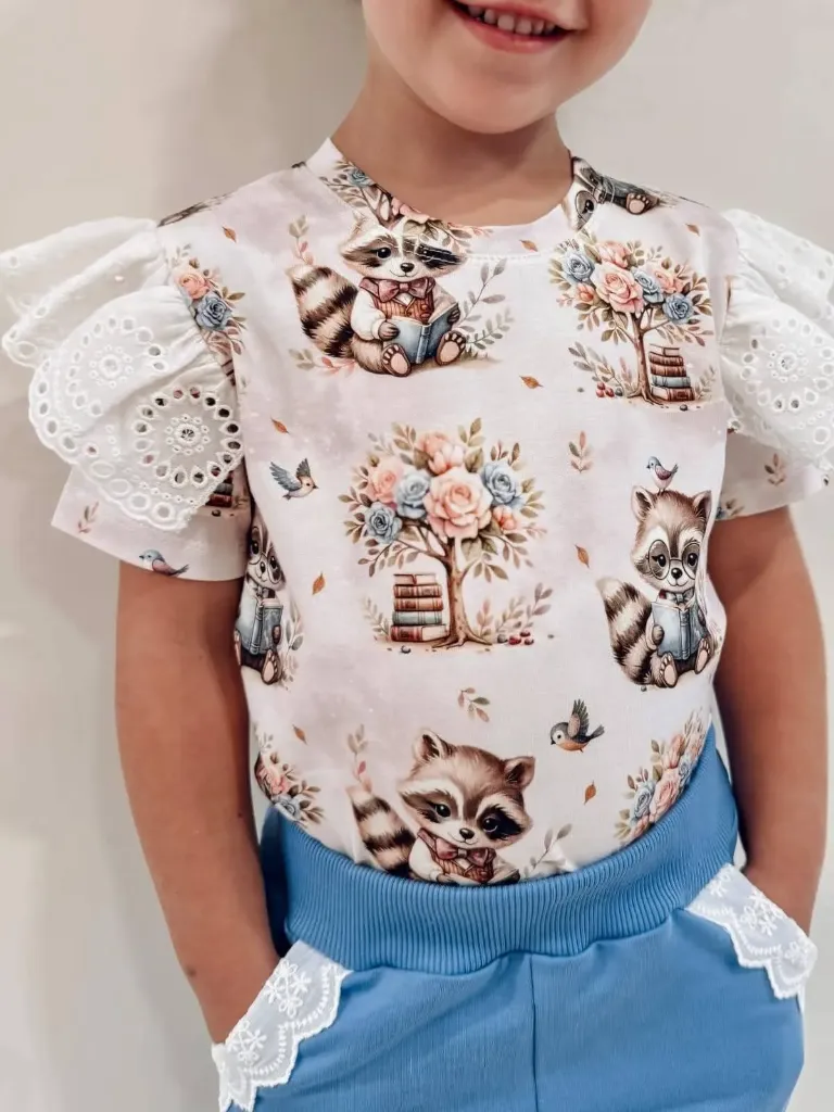 Girls' T-shirt with raccoon print.