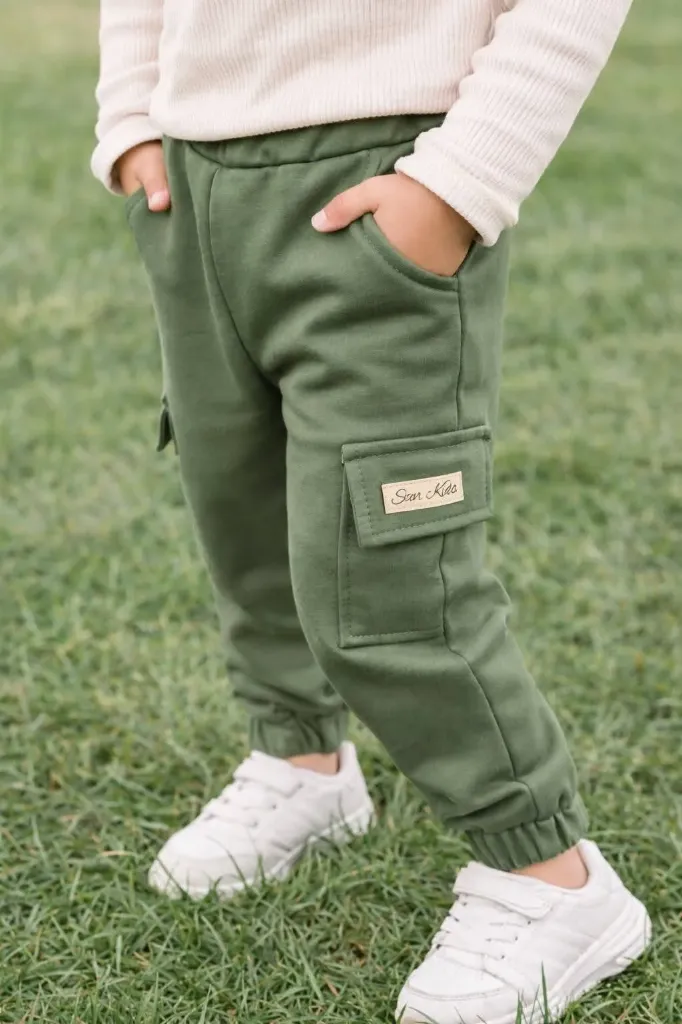 Boys' cargo trousers with pockets – green (92)