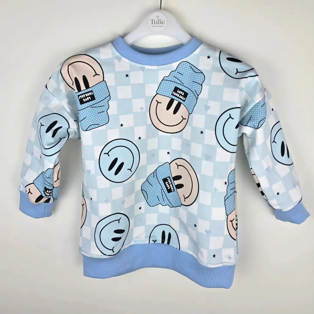 Blauwe Kinder Sweater met Smiley All-Over Print – Love Yourself