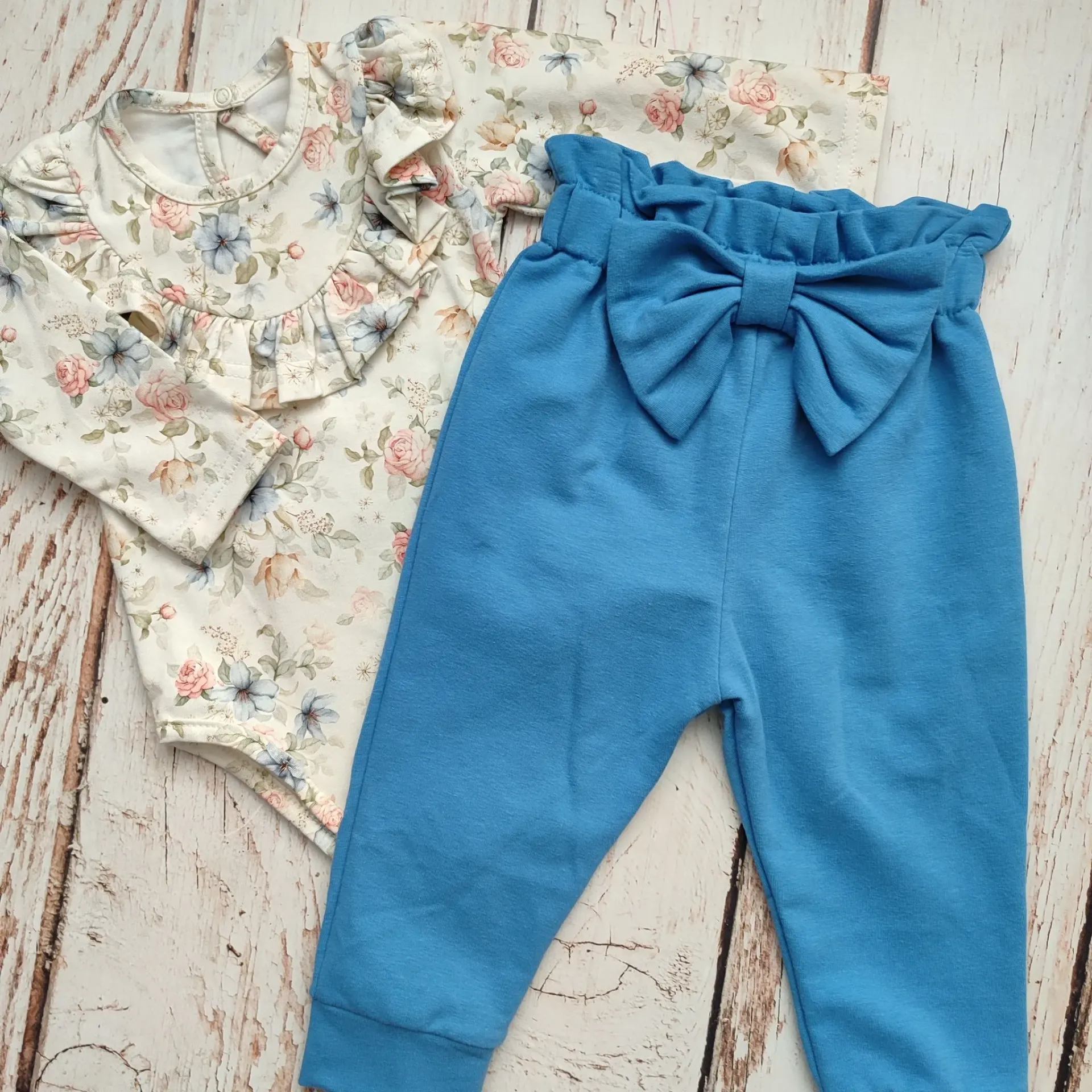 Girls clothing set with floral print