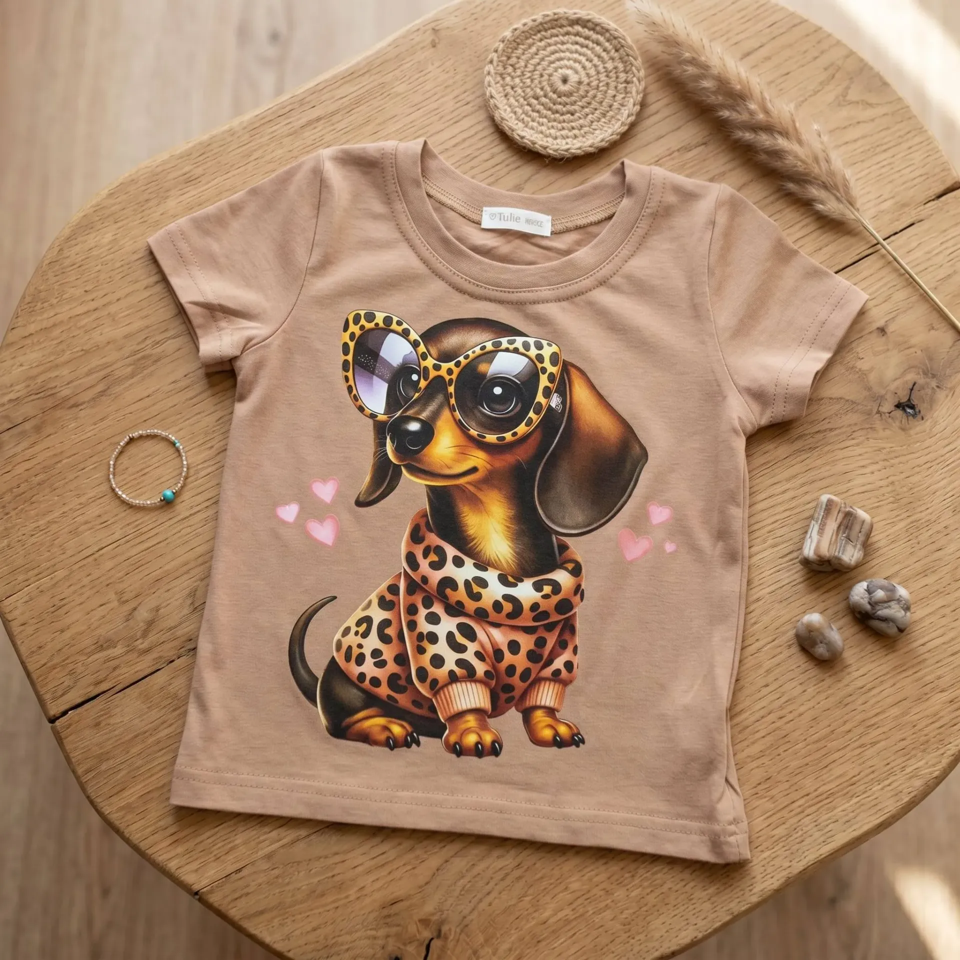 Girls T-shirt with dachshund and leopard print – beige